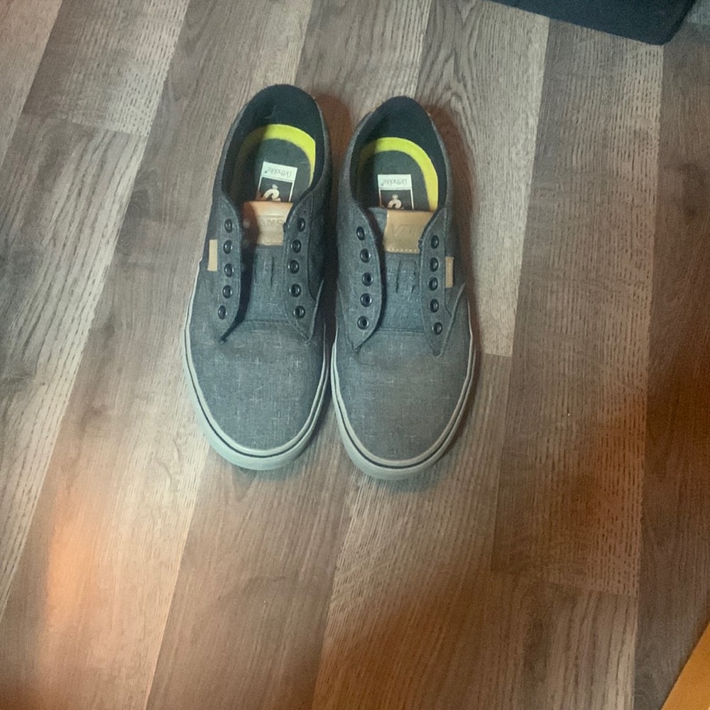 Mens Vans casual shoes. Size 8.